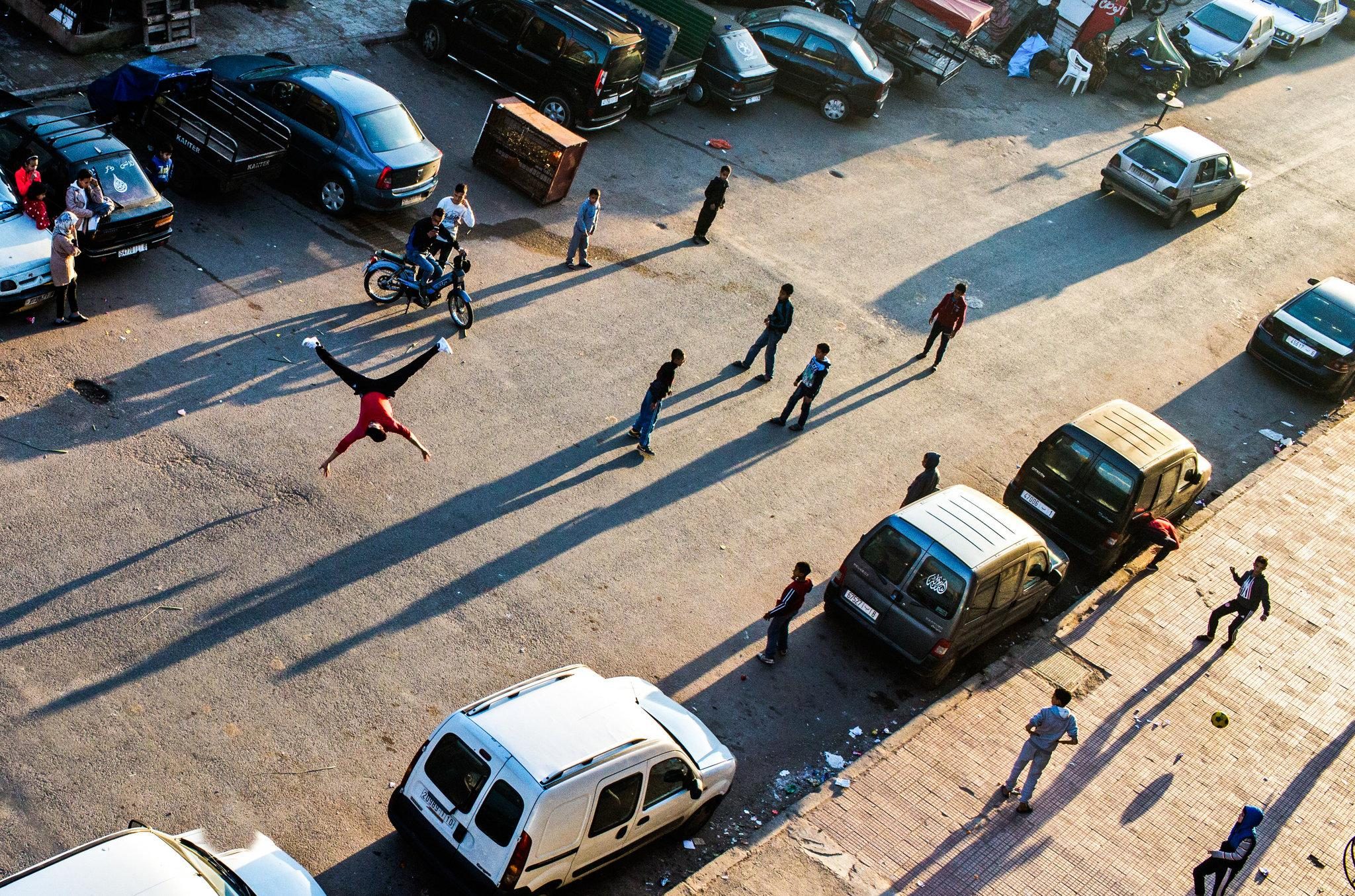 يتحدون الجاذبية بحركاتهم السريعة.. “البريك دانس” في المغرب ليس رقصاً وحسب