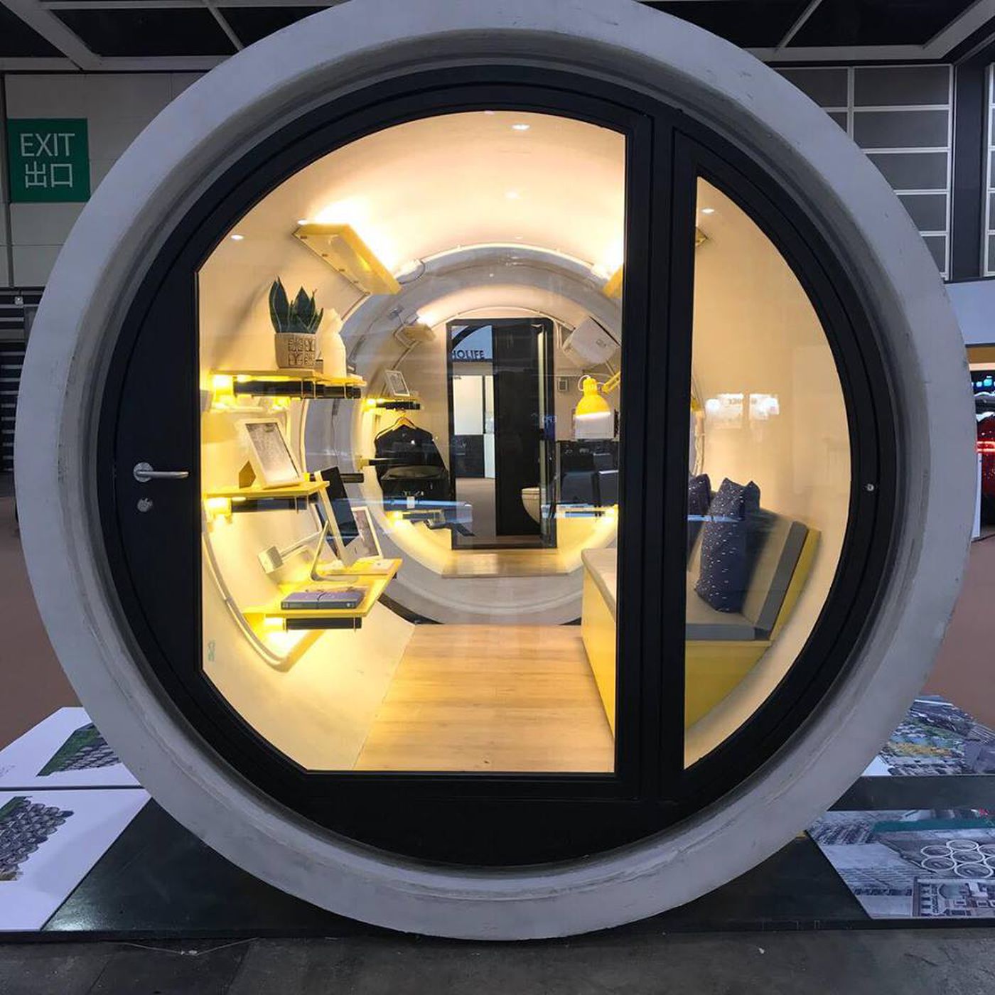 غرفة نوم وحمام في أنبوب مساحته 9 أمتار فقط.. “شقق النانو” من أجل حل أزمة الإسكان في هونغ كونغ