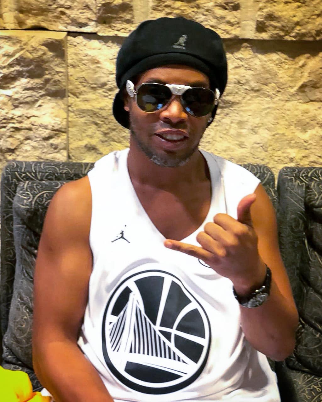 “أنا جاهز لإمتاع الجماهير بالمملكة”.. رونالدينيو يصل الرياض، وهذه رسالته للسعوديين