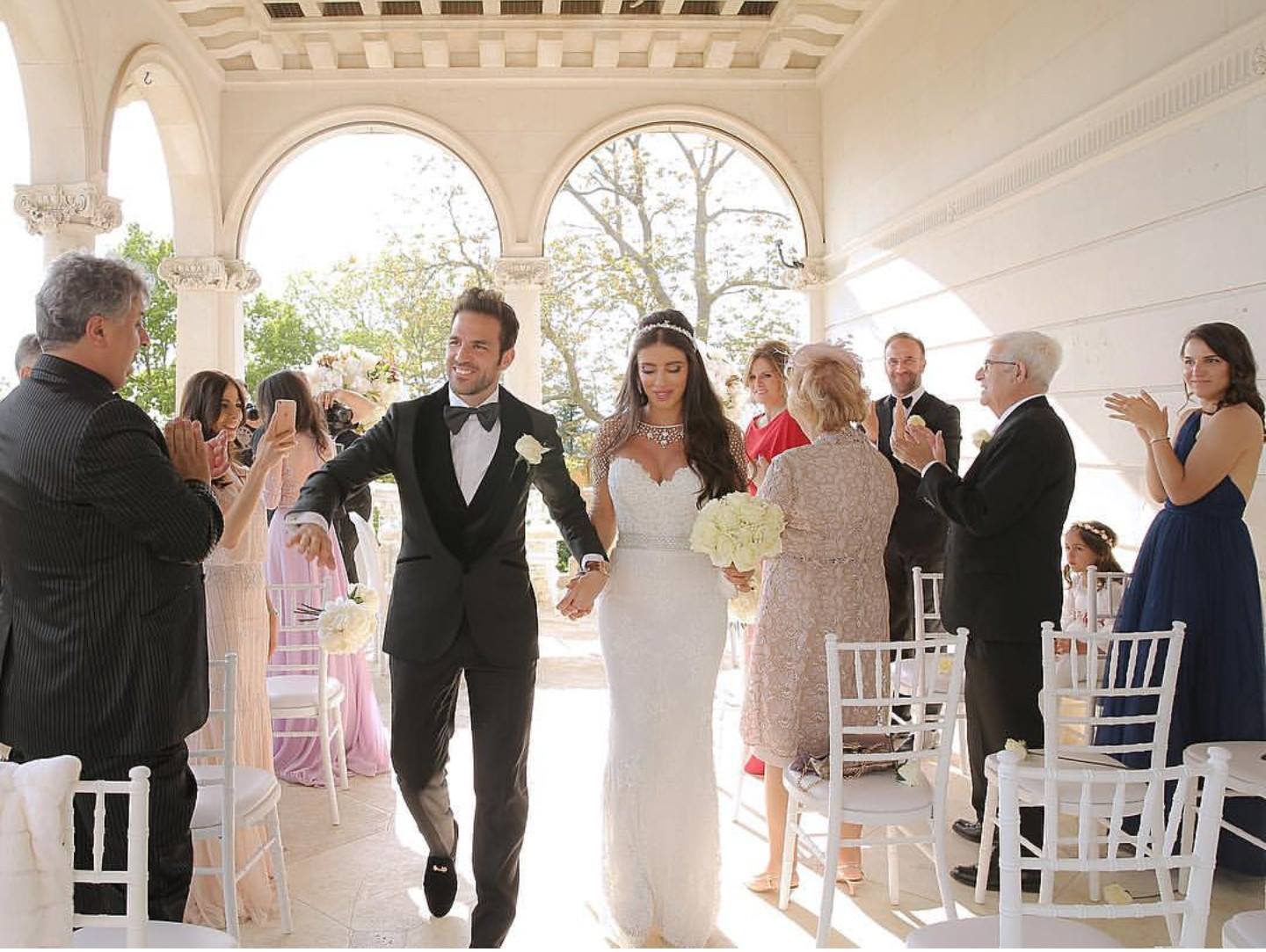 بالصور: عقب إنجابها 3 أطفال.. فابريغاس يتزوج صديقته اللبنانية دانييلا سمعان