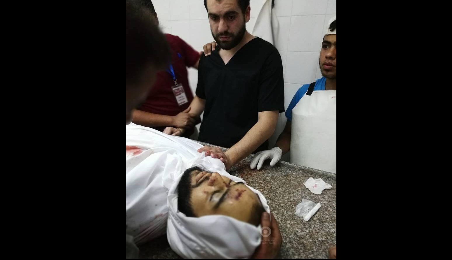 طبيب غزِّي يقف عاجزاً أمام جثة شقيقه! (صورة)