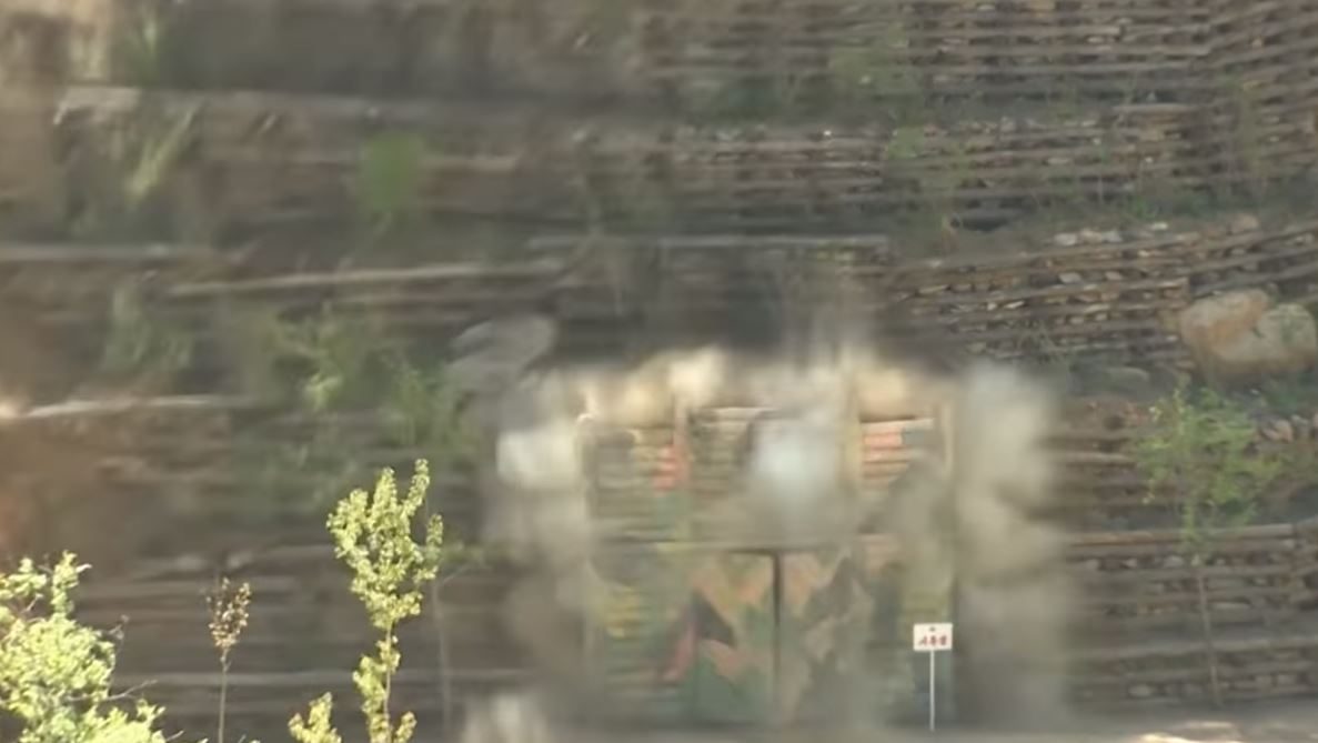 بالفيديو.. تفجير موقع للتجارب النووية في كوريا الشمالية.. بنوه في قلب جبل سُوّي جزء منه بالأرض