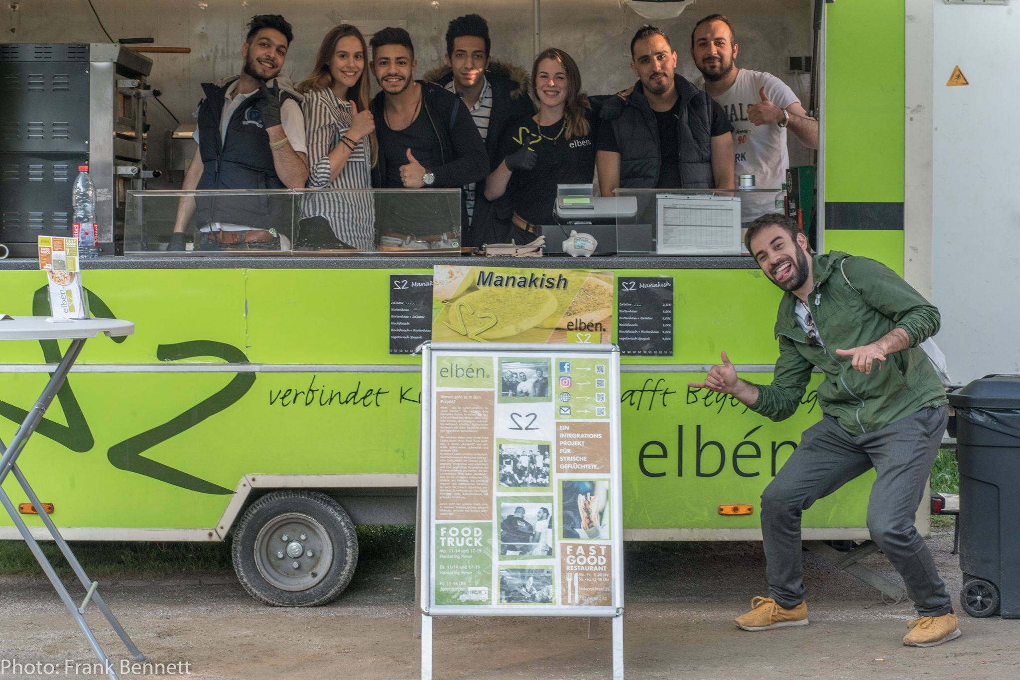 تذوقت هذه “المناقيش”؟ إذاً ادفع ثمنها حسب تقييمك لطعمها.. محاولة للتقرّب من الألمان بهذه العجينة الساخنة