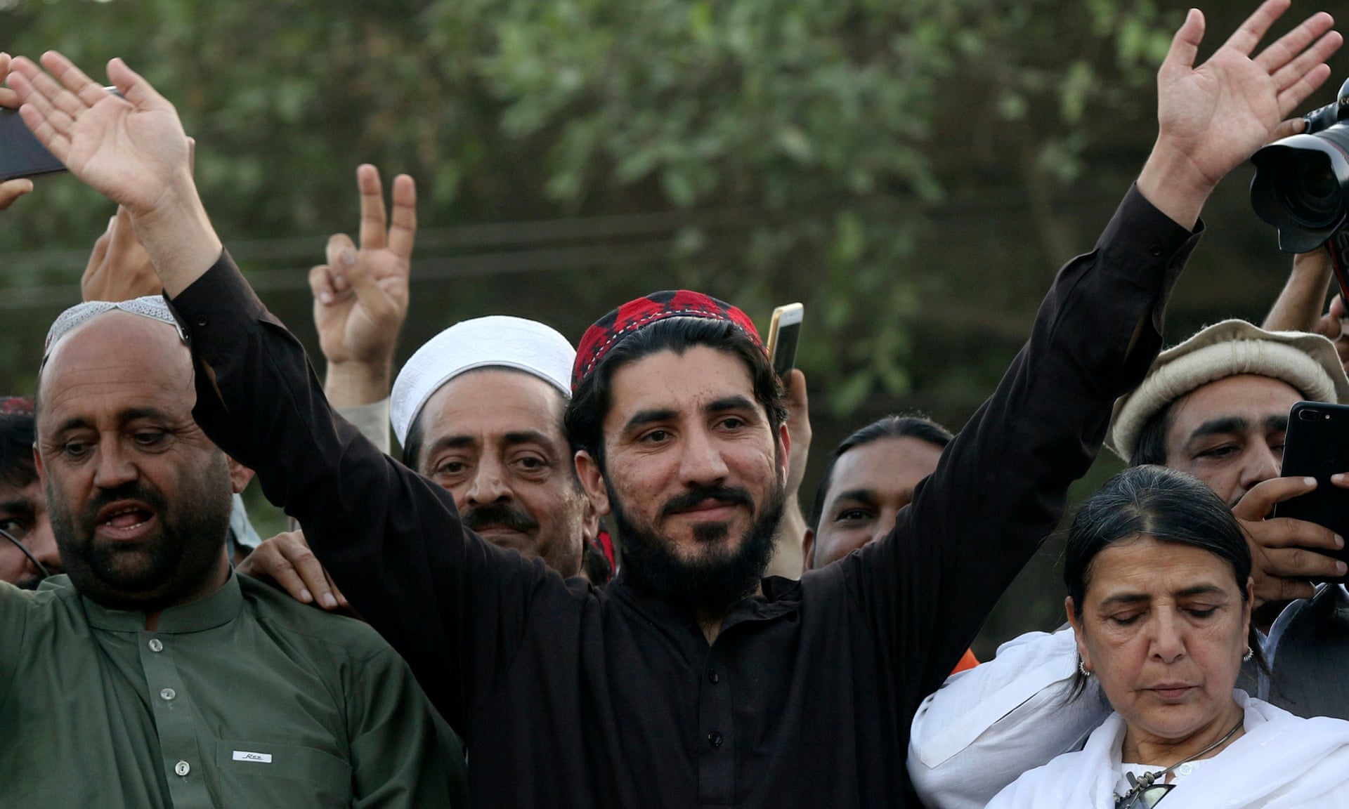 أحمد شاه وسط أنصاره