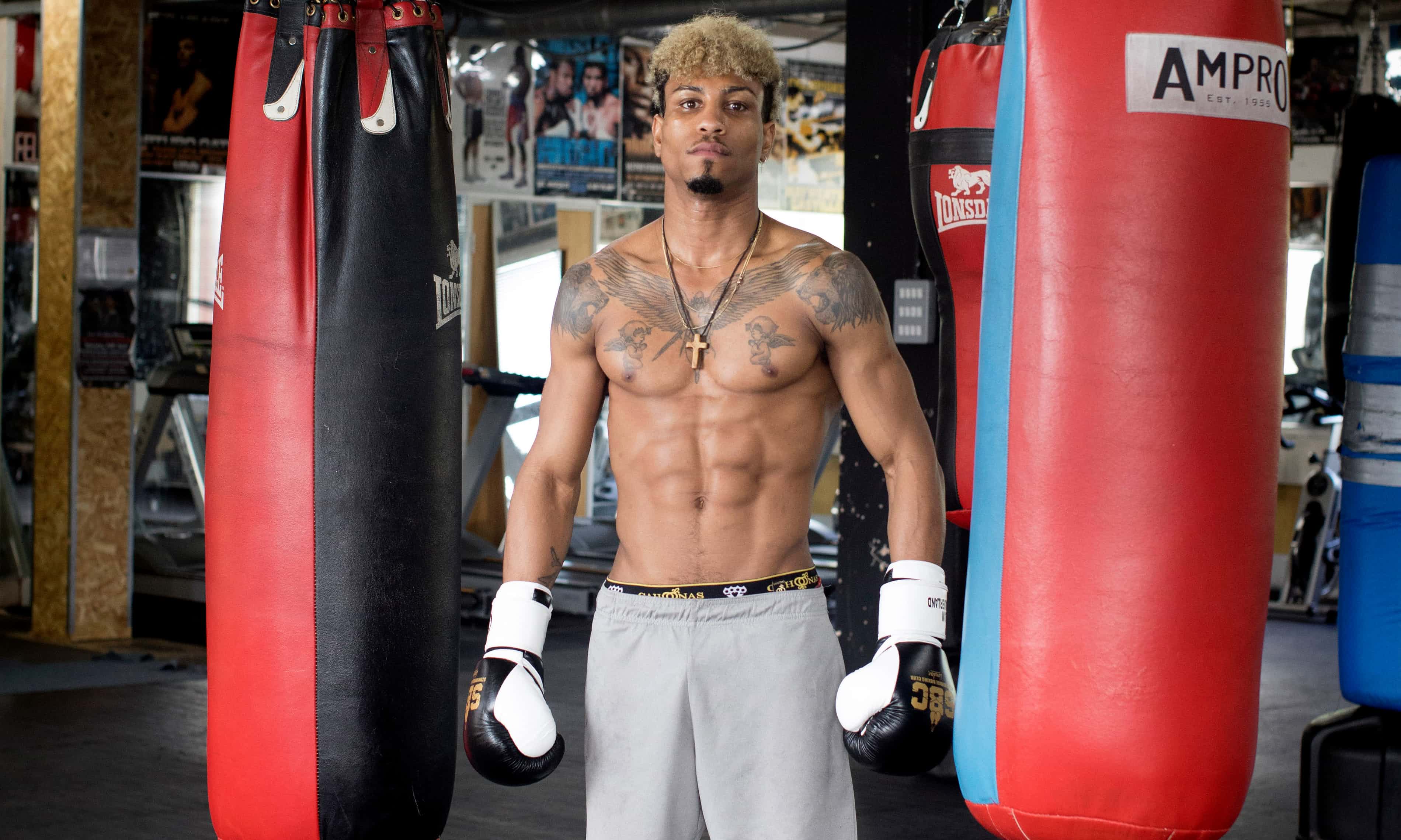 أن تعيش وتنزف الدماء لبلد ثم تحرم من حق الإقامة فيه.. كيف أصبح بطل ملاكمة مجرماً في نظر بريطانيا؟