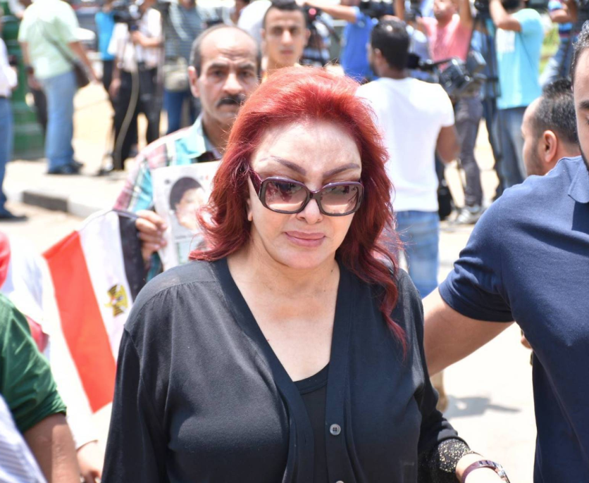 النجمة نبيلة عبيد، ويبدو التأثر واضحاً عليها