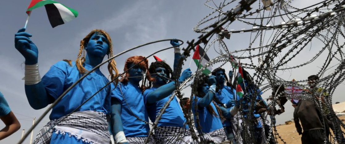 شخصيات بملابس أفاتار تقاتل على الحدود الإسرائيلية من أجل “كوكب فلسطيني” تعرَّض للغزو