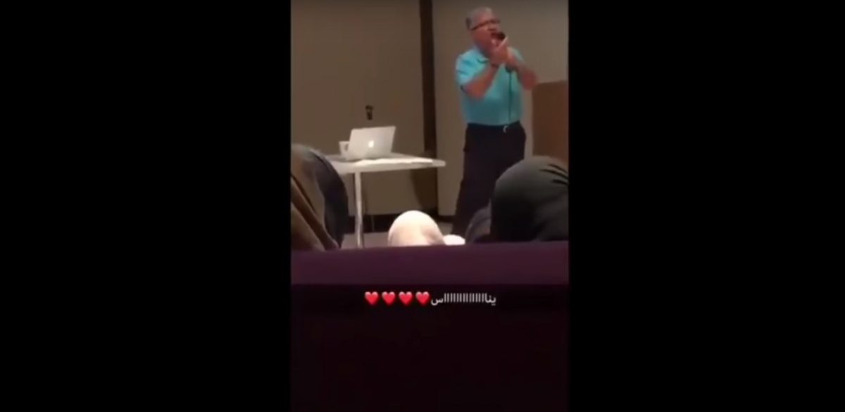 شاهد: تأثر أستاذ مصري وهو يودِّع طالباته السعوديات.. والفتيات يصفِّقن له