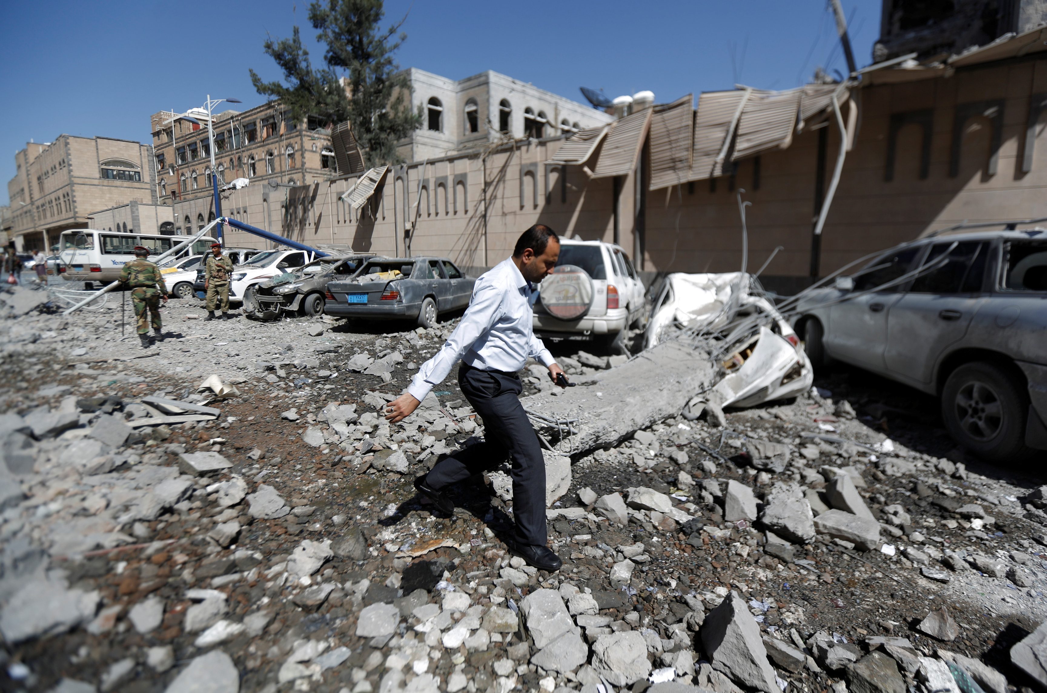 طيران التحالف يدمر القصر الرئاسي وسط العاصمة اليمنية صنعاء.. قيادات حوثية من الصف الأول كانت هدفه