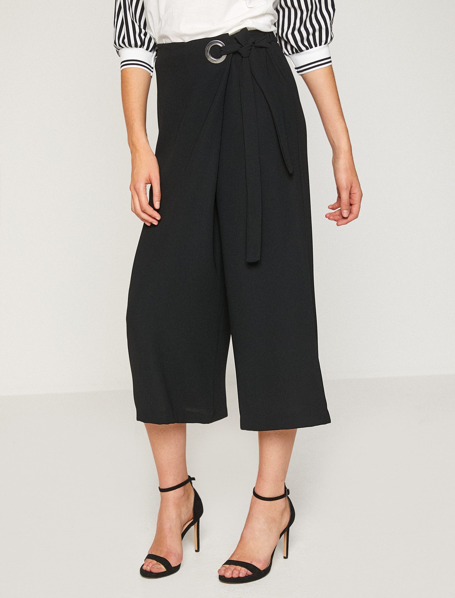 حين أَستلهِمُ الأناقةَ من الملكة رانيا.. البناطيل الواسعة: الأكثر رواجاً هذا الموسم