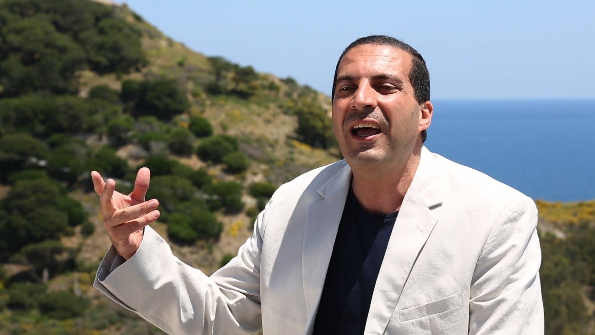 سخرية من عمرو خالد لظهوره في إعلان للدجاج.. إثارة الغضب من “النبي فشل” وحتى الدعاء لمتابعي الصفحة