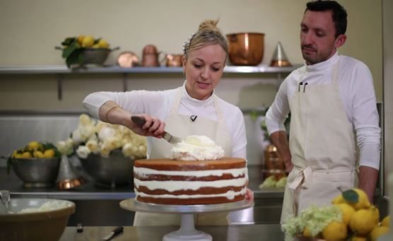 مصممة كعكة الزفاف الملكية: كعكة الأمير هاري وميغان ماركل ستكسر الأعراف