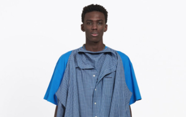 أغرب قميص من ماركة شهيرة يغضب رواد الانترنت.. المشكلة لم تكن بسعره الباهظ فحسب، بل بتصميمه العجيب! (صور)