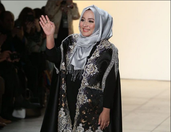 سجن أشهر مصممة أزياء للمحجبات 18 عاماً بتهمة الاحتيال.. ساعدها زوجها لسرقة 60 مليون دولار من “رحلات العمرة”