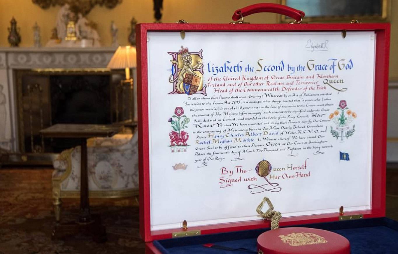 الكشف عن الموافقة الخطية التاريخية للملكة إليزابيث على زواج الأمير هاري من ميغان ماركل (صور)