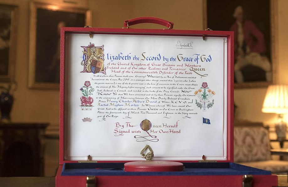 الكشف عن الموافقة الخطية التاريخية للملكة إليزابيث على زواج الأمير هاري من ميغان ماركل (صور)