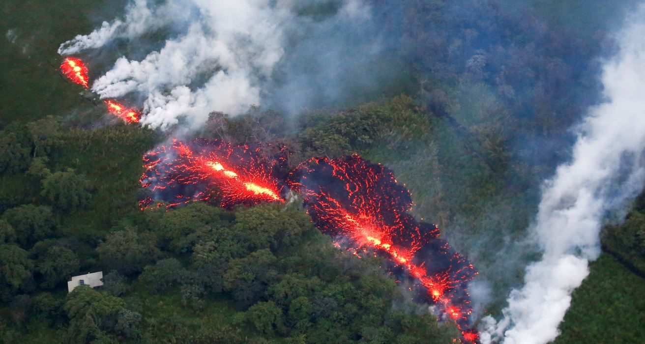 سحب حارقة وحمم تصل المنازل.. خطر مميت يواجه سكّان هاواي والسلطات تحذّر ( فيديو لثوران البركان)