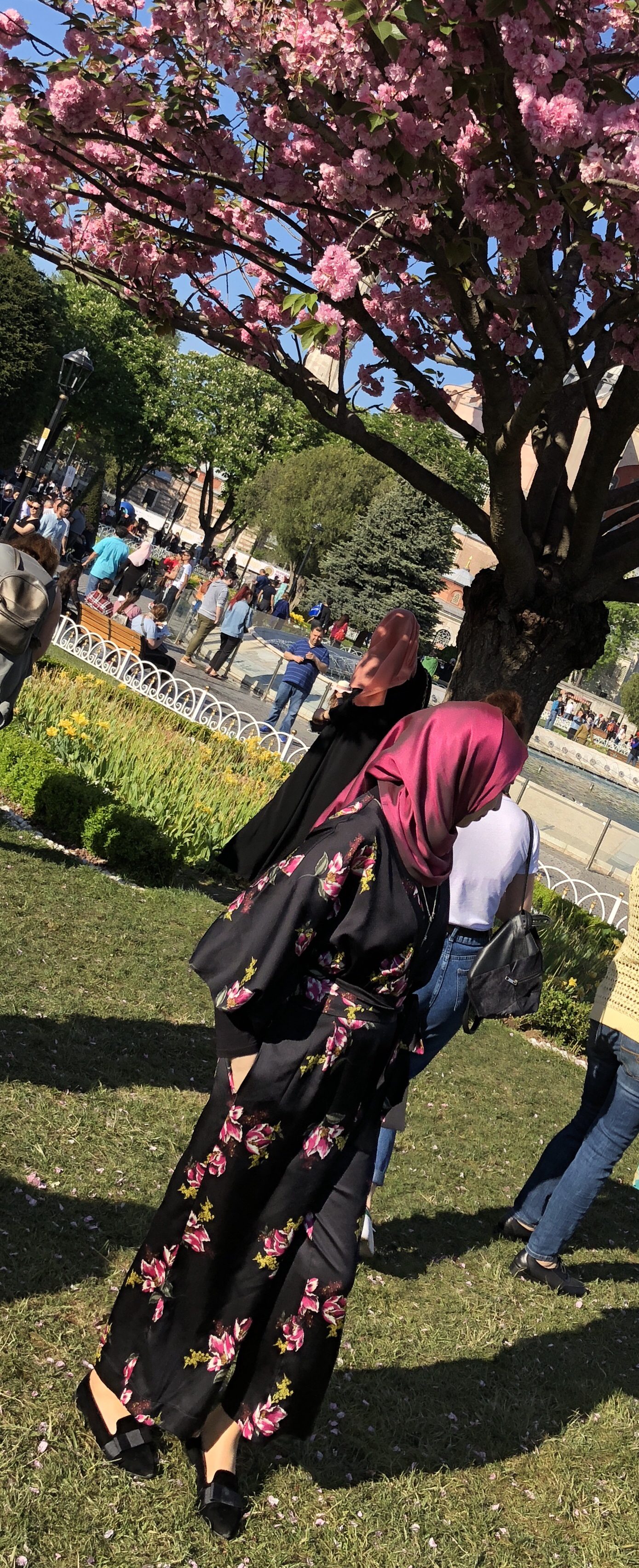 أتمنى حقاً أن لا تنتهي موضة الـ Floral.. فلن تحتاجي للتفكير فيما سترتدينه مع الفستان