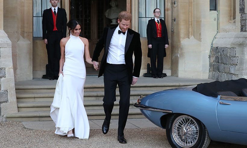 في حفل المساء، الضيوف جلسوا على طاولات لكل منها قصة، واستمعوا لقصيدة أبكتهم عن الأمير هاري