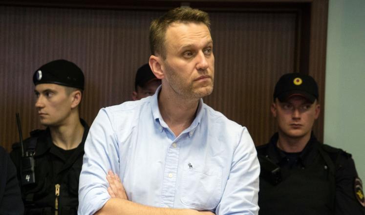 حملوه من يديه وقدميه.. الشرطة الروسية تعتقل خَصم بوتين اللدود والمئات من أنصاره