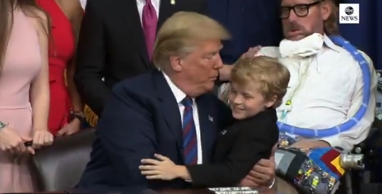 شاهد.. ماذا فعل طفل أميركي حاول احتضان ترمب لكنه لم ينتبه!