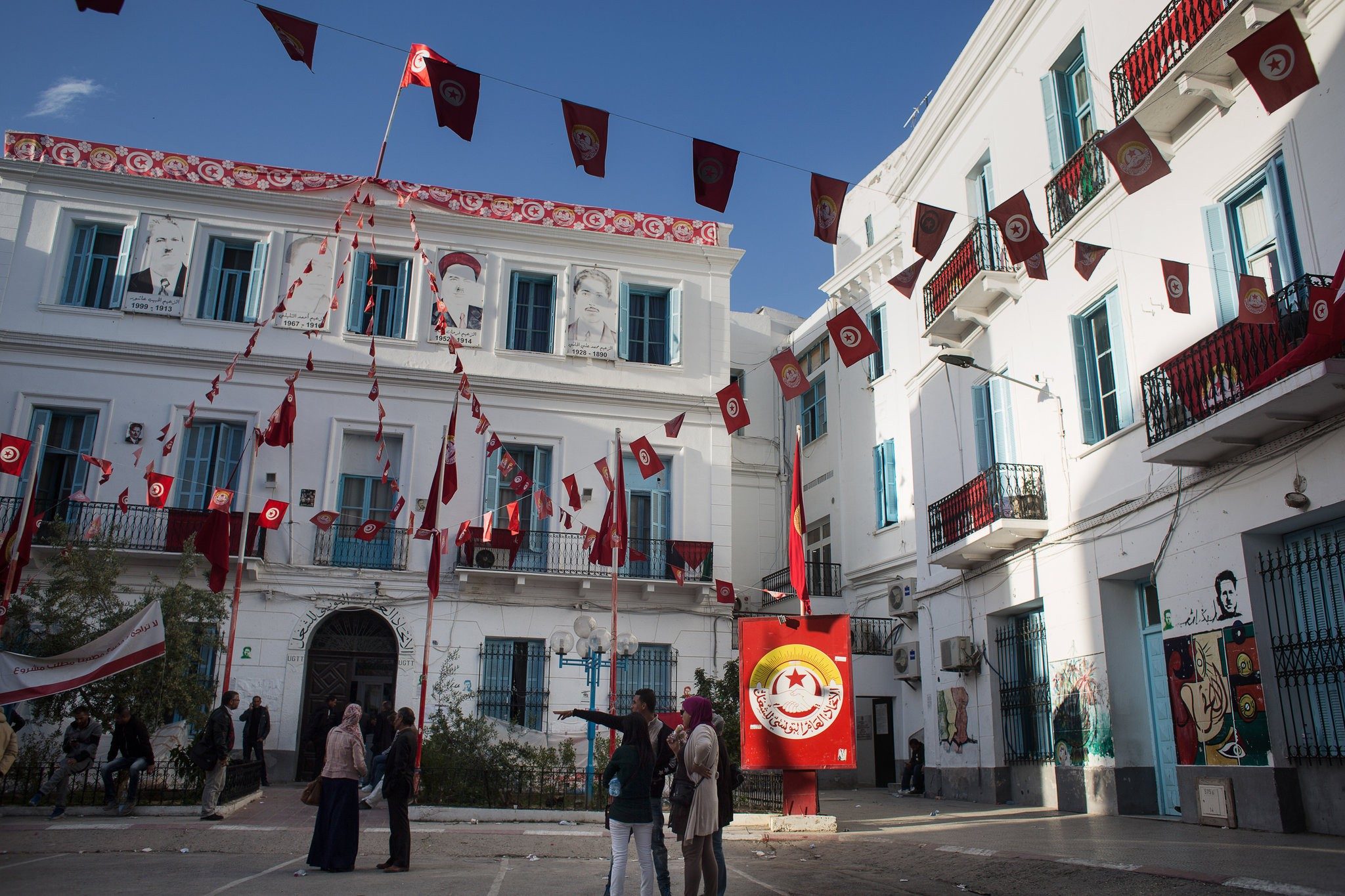 كل شيء في تونس أصبح أغلى: الطعام وكتب المدرسة وحتى الملابس المستعملة.. “الاقتصاد في حالةٍ سيئة للغاية”