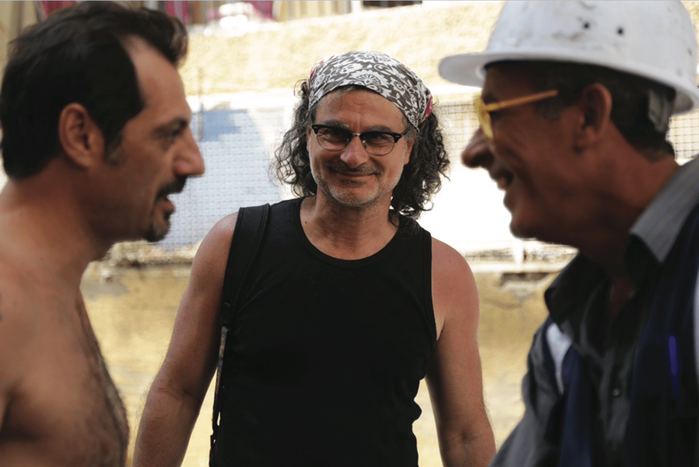 دويري بين نجمَيْ فيلم 