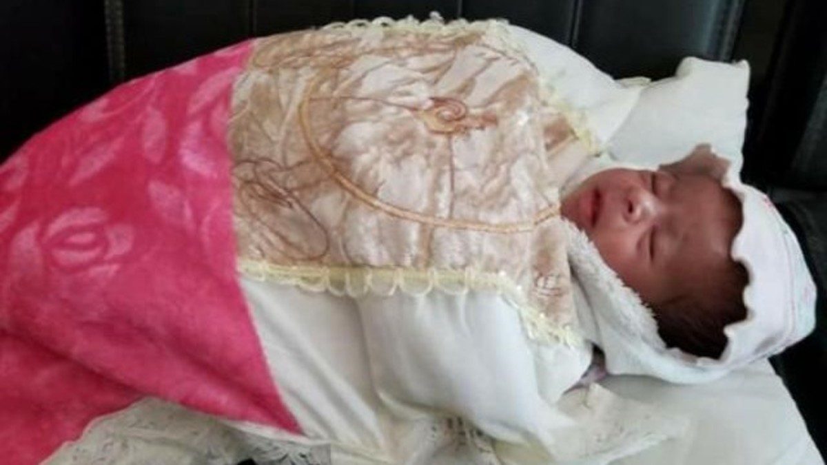 والداها على قيد الحياة ولا يوجد بينهما خلاف، لكن القاضي حكم عليها بالعيش في دار الأيتام!! قصة غريبة لرضيعة يمنية