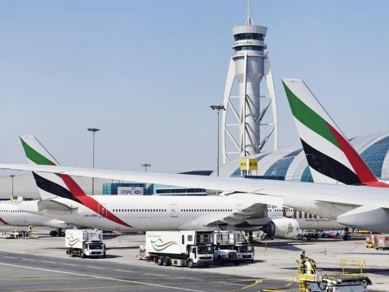 طيران الإمارات يطلب من مسافرَين استكمال رحلتهما إلى دبي في “الحمام”.. والشركة ترد: لم يخبرانا بوضعهما الصحي