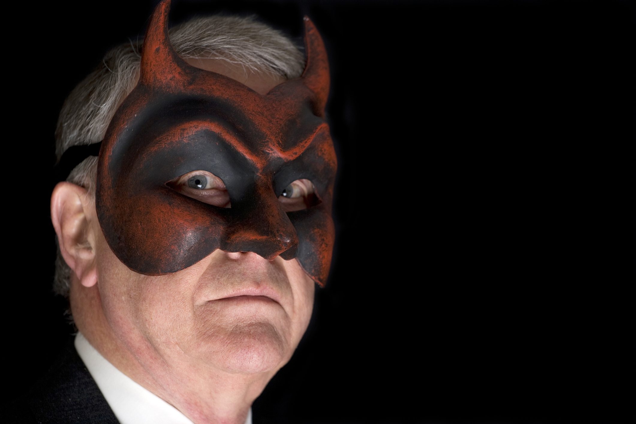 من أيّ الفريقين نحن “حاشية الطاغية أم أصحاب النبي”؟