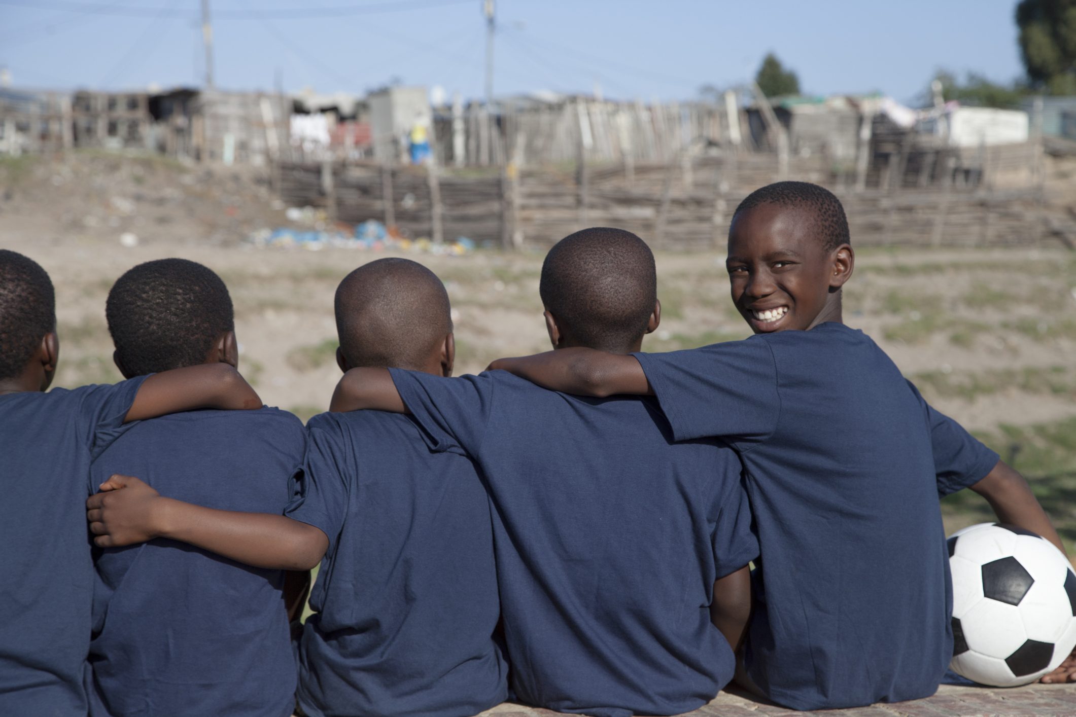 حلموا باللعب في تشيلسي فوجدوا أنفسهم في نيبال.. وهْم الدوري الإنكليزي الذي بِيعَ للأفارقة اليافعين