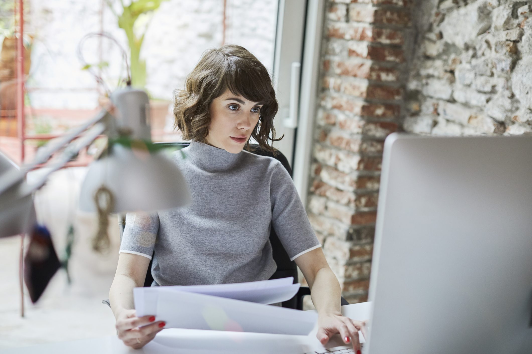 هل تملك المرأة اليوم “رفاهية” اختيار العمل أو الجلوس في البيت؟