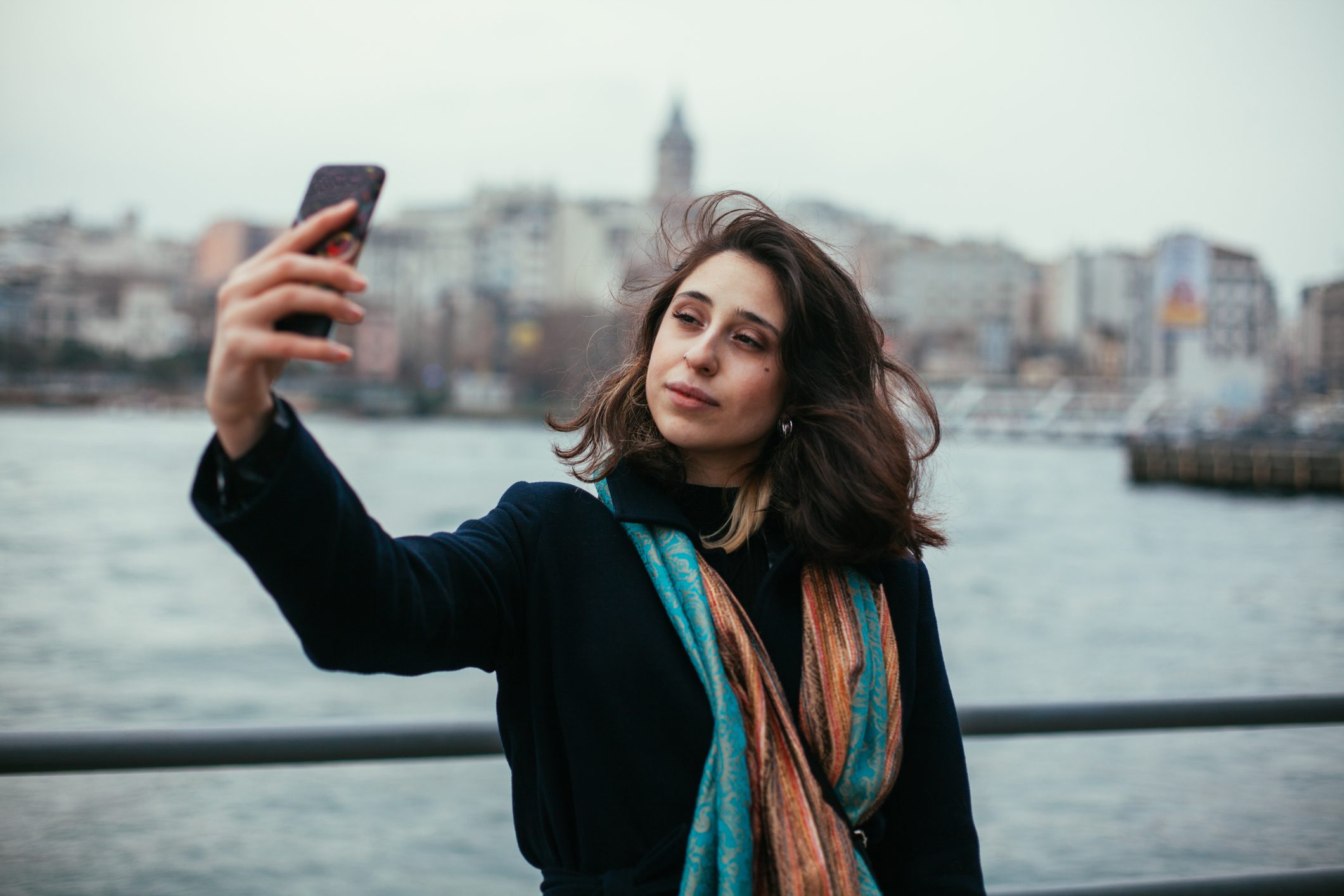 “تعالَ نأخذ سيلفي..” عن زمن البؤساء المبتسمين للكاميرا