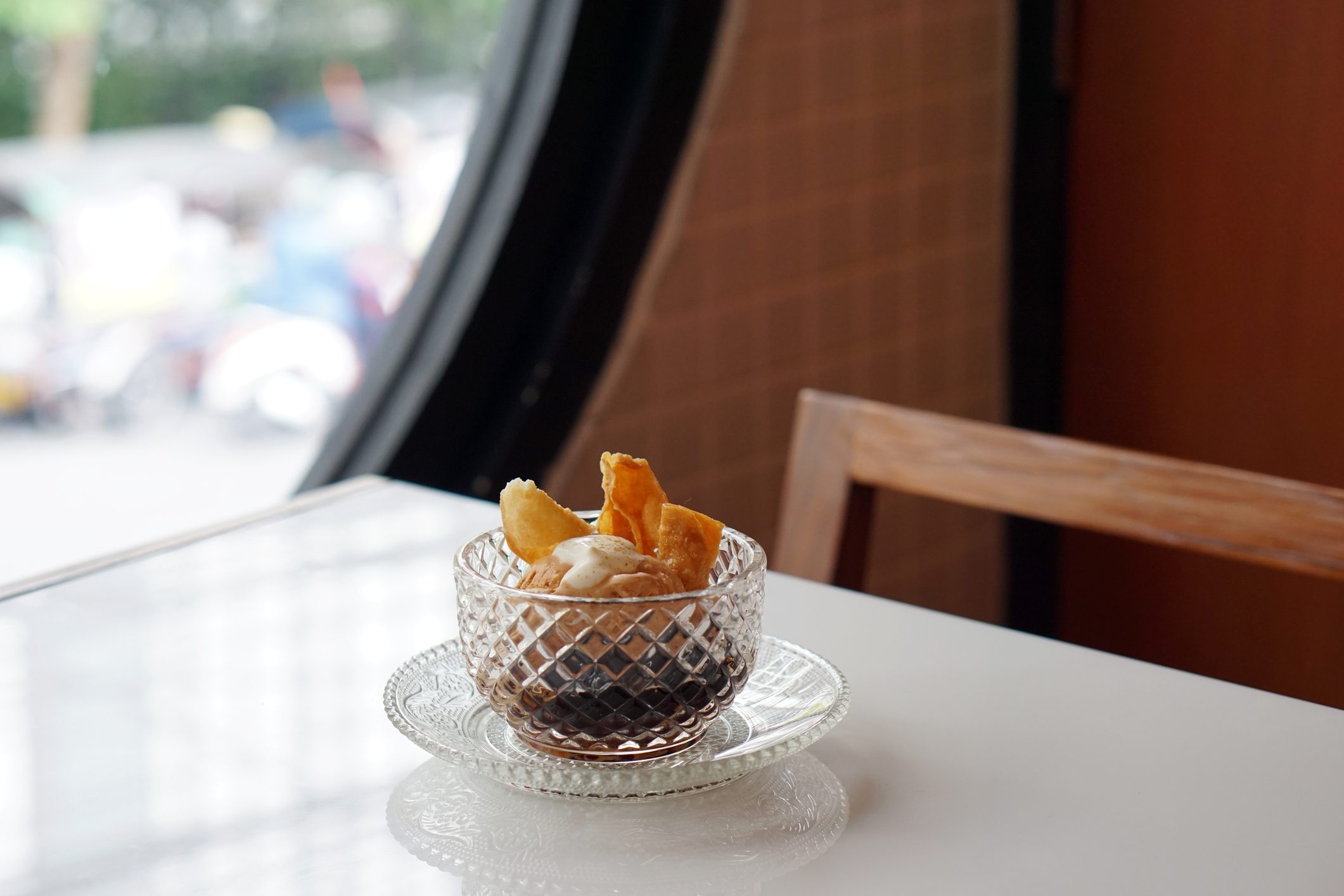 اعتبرها خبراء الإتيكيت مناسِبةً لطعام الحيوانات فقط.. ورغم ذلك اختار هاري وميغان تقديم المأدبة في “السُلطانية”