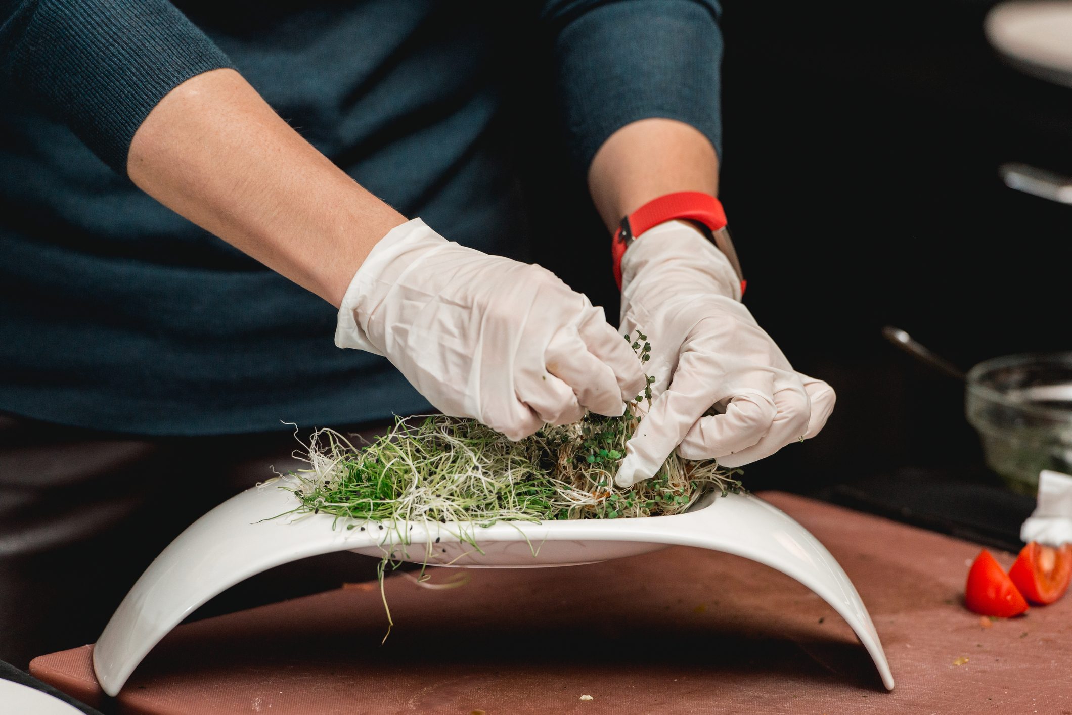 طبق الملوك من “الحشائش” فقط الجزائريون من يعدّون هذا الطعام دون أن يعرضوك  لخطر السموم والأشواك!