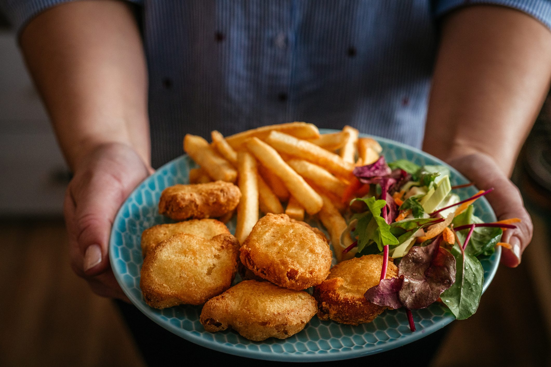 “أصابع الدجاج” المحرك الحقيقي لعصرنا الحالي.. 500 عام من العبودية لتأكل هذه الوجبة، والآن هي مهددة