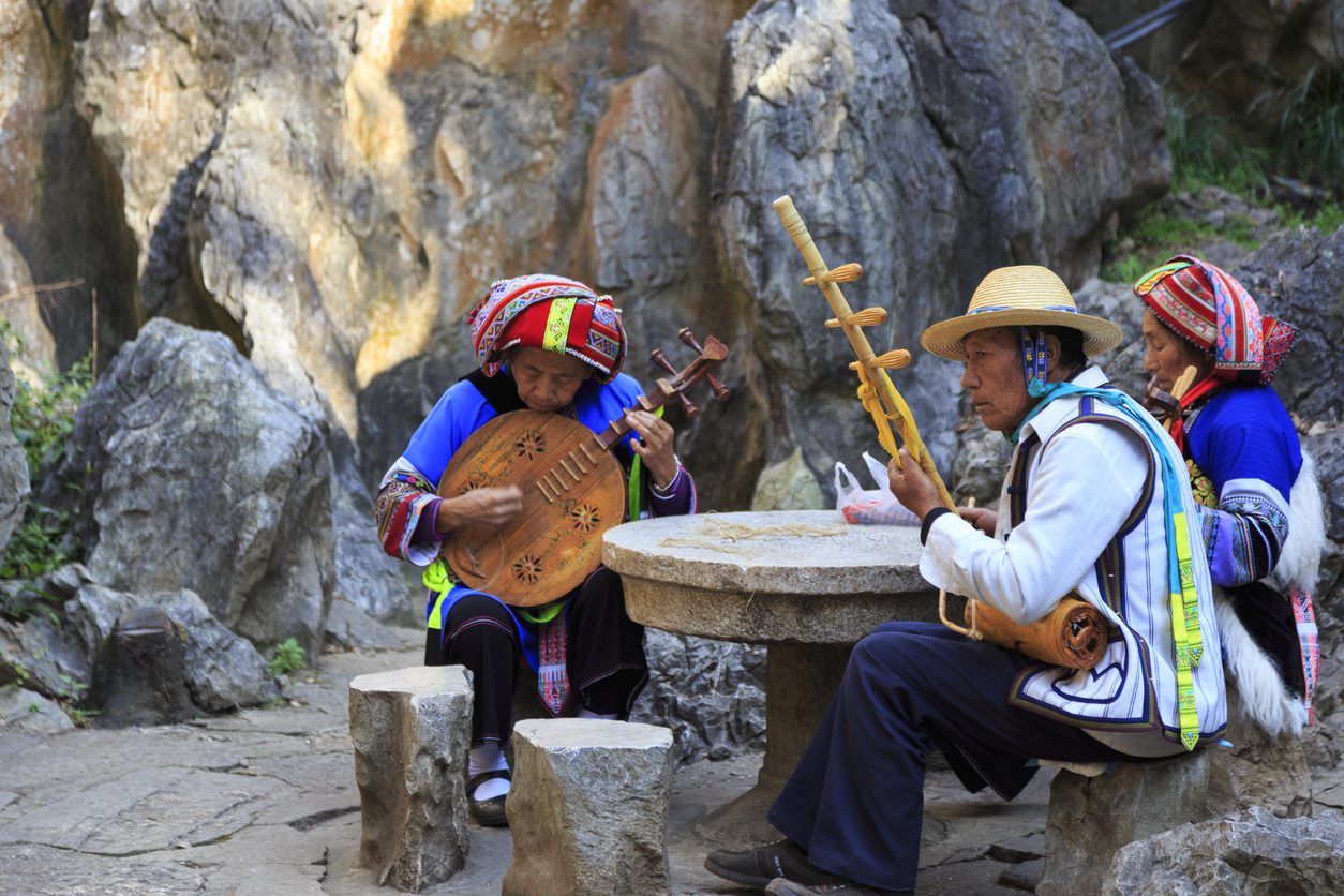 لا يربطهم بالعالم الخارجي سوى ممر جبلي طويل.. آخر  قاطني الكهوف المأهولة يناضلون من أجل حماية منازلهم
