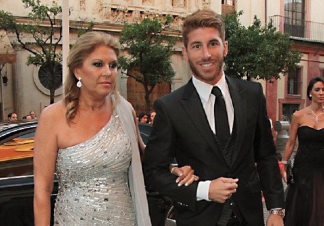 هذه والدة راموس.. التي أصبحت حديث المصريين بعد إصابة صلاح في النهائي