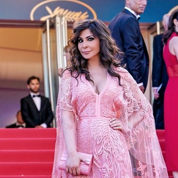 في مهرجان “كان” إليسا وقفت أمام المصورين على السجادة الحمراء، ولكن لم يصوّرها أحد! (فيديو)