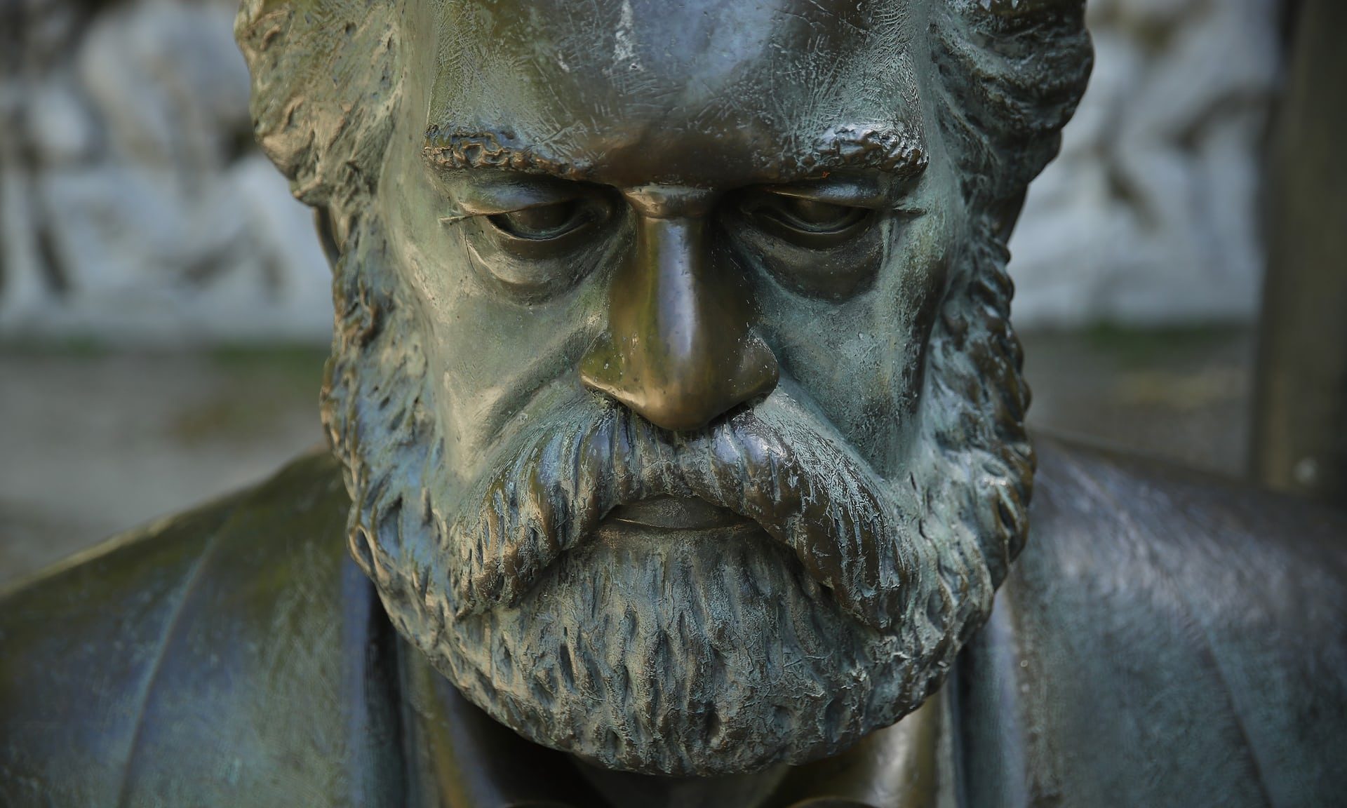 مَن رفضوا أفكاره يجدون فيها الحلَّ الآن، بينما مؤيدوه تخلوا عنها.. تراث كارل ماركس يثير الجدل وكذلك تمثاله!