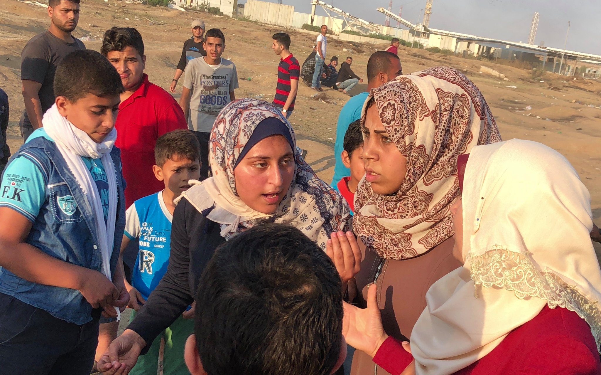 عند السور الحدودي بين غزة وإسرائيل.. ذهبت آلاء المعاقة ذهنياً لبيع حقائبها المطرزة فسقطت برصاص القناصة