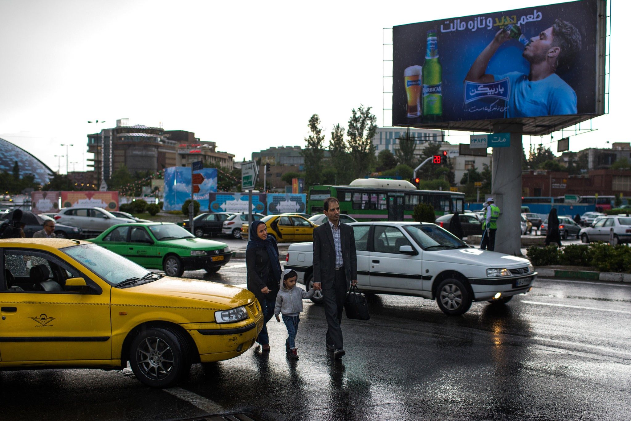 مستثمرون أوروبيون ينتقدون بمرارة تمزيق واشنطن الاتفاق النووي.. ولكن، لابد من مغادرة إيران، وإلا “حرق القيصر قرانا وسوّاها بالأرض”