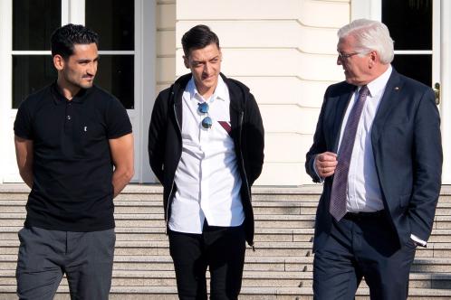 بعد صورتهما مع أردوغان.. مسعود أوزيل وإلكاي غوندوغان: لا تشككوا بولائنا لألمانيا!