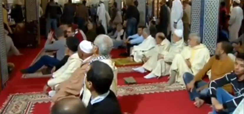 شاهد.. إحباط محاولة اغتيال خطيب أشهر مسجد في المغرب على المنبر!
