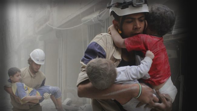 “الخوذ البيضاء” الذين أنقذوا سوريين من الموت وأخرجوهم من تحت الأنقاض.. مهمتهم في خطر بسبب إجراء أميركي