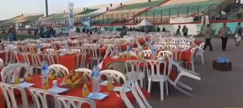 شاهد.. أكبر مائدة إفطار في العالم بدولة عربية.. أقاموها في ملعب كرة قدم