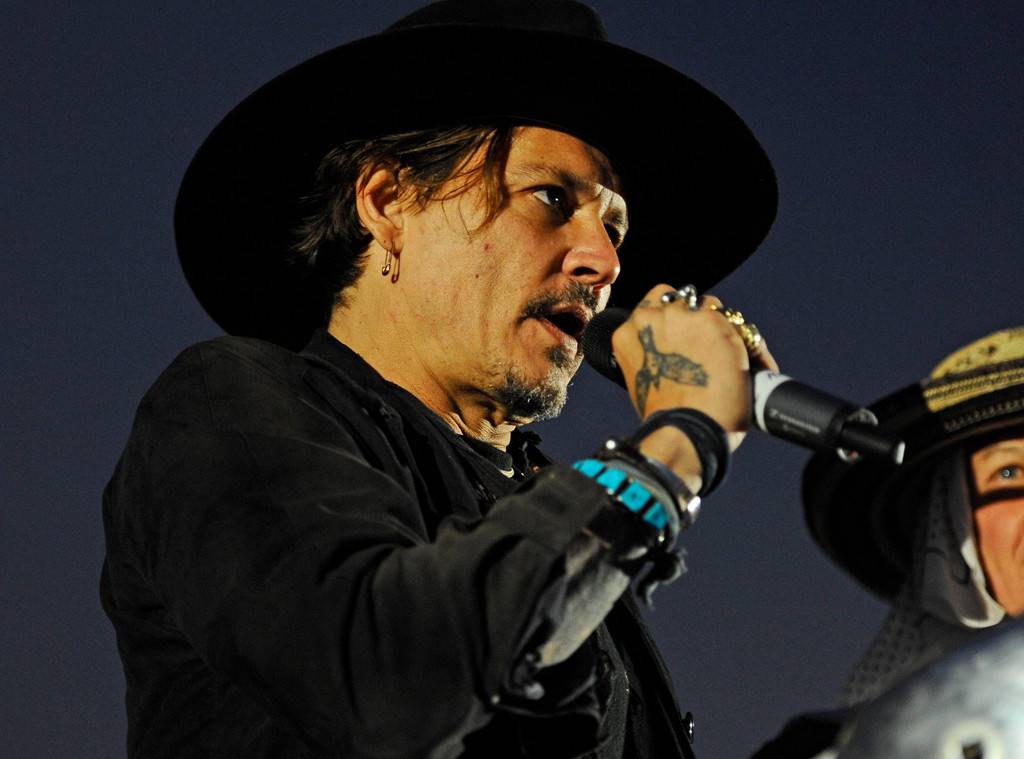 حرّاس جوني ديب يقاضونه: ينقلان مواد ممنوعة ليلاً ويرعيان أحفاده نهاراً، وكل هذا بلا أجر!