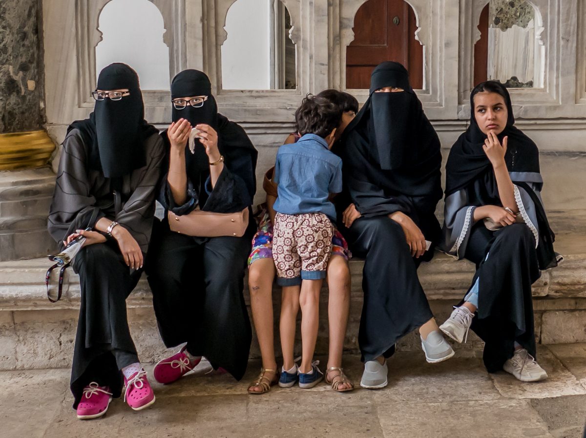 “اللي ما عندها مَحرَم تجلس بالشارع؟”.. هيئة السياحة السعودية تصدر دليلها للتفاعل مع حملة حق المرأة في الحجز بالفنادق