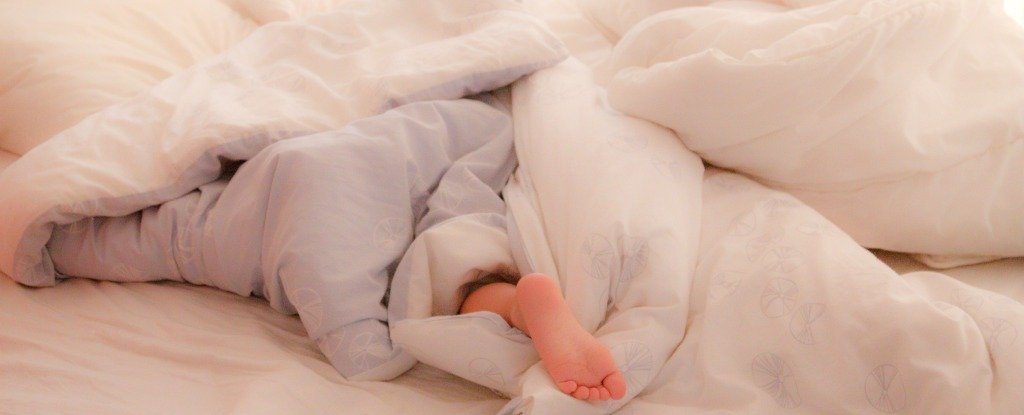 هل تعلم كم مرة عليك أن تغسل أغطية سريرك؟.. العلم يخبرك