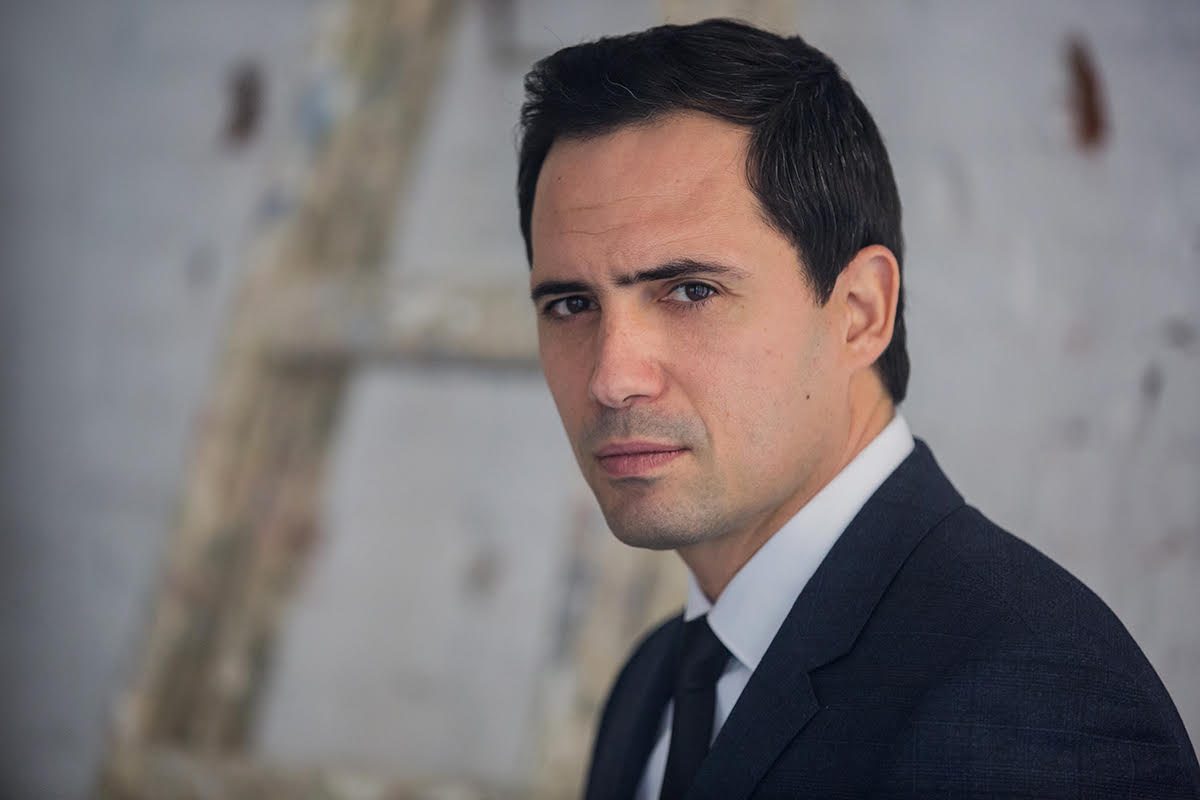 “اهرب يا ظافر!”.. المعجبات يحاصرن الممثل التونسي في مصر ويمنعنه من تصوير مسلسله